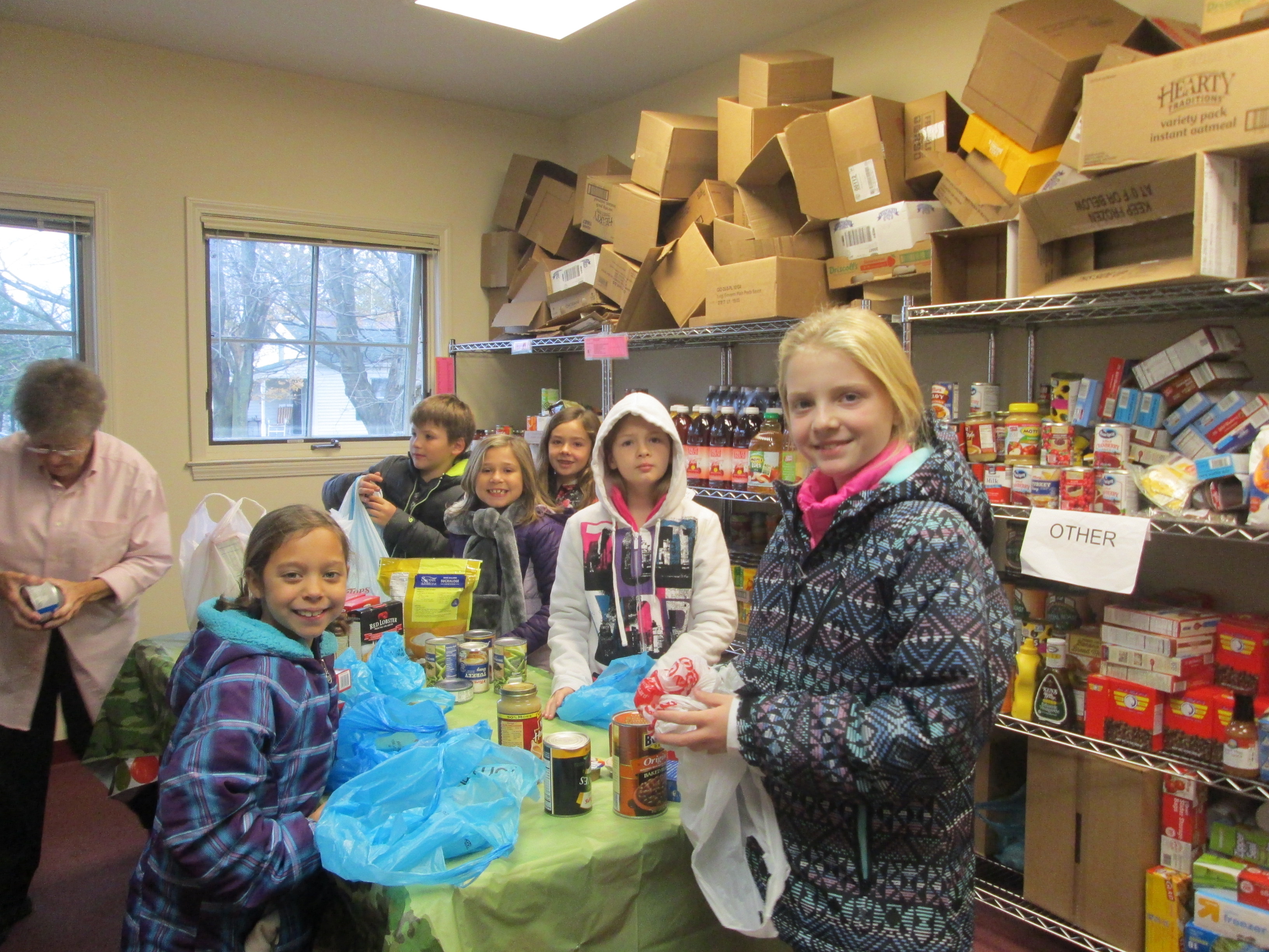 students at food pantry