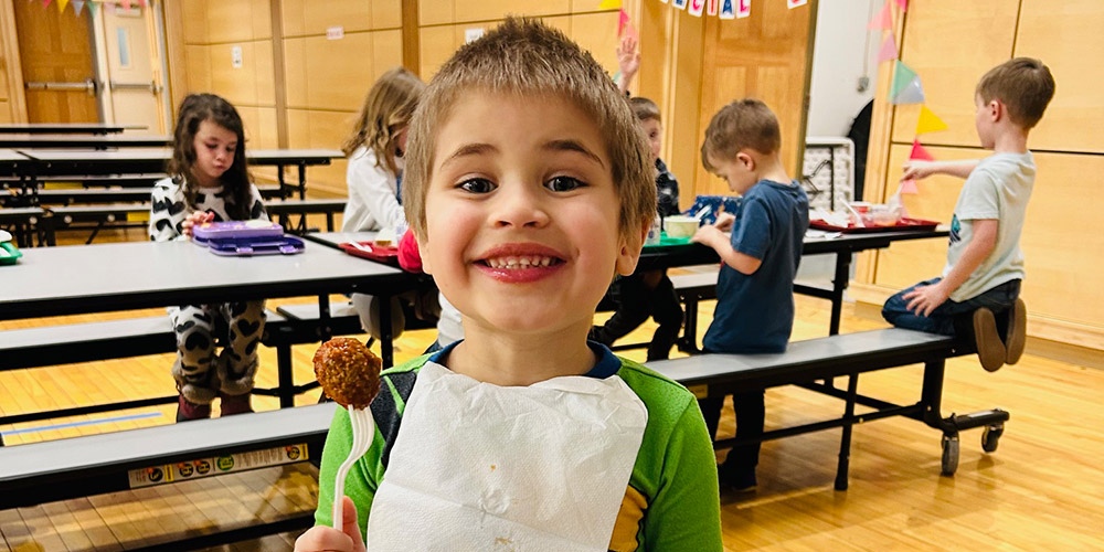 Fabius Pompey students eating lunch